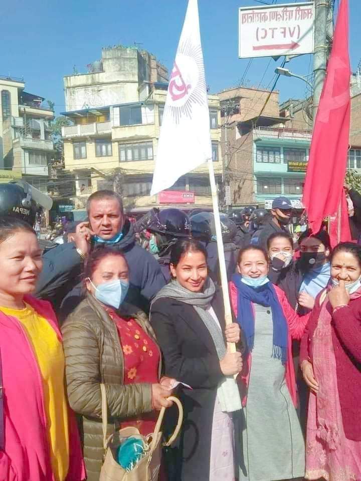 हिजो का दिनमा यहीँ सुर्य मा भोट जादा मत पत्र च्यात्न लगाउने रेणु दाहाल आज त्यहीँ सुर्य चिन्न को झण्डा सहित माइतीघर मा उपस्थित !  
जता चुहिन्छ उतै चाट्ने हरु लाई कम्युनिस्ट भन्दा फरक नपर्ला !😂😂