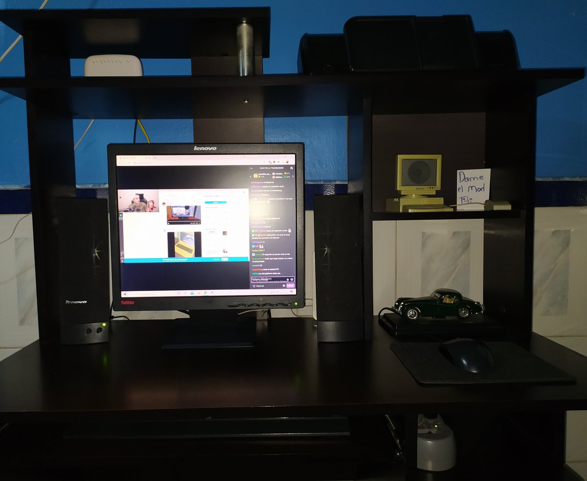 Beto_D4's tweet photo. Una foto de mi humilde setup del 2010😂
PD: Disculpa la iluminación es que se dañó el bombillo de la habitación😂
#SetupsTaXx https://t.co/yJQAIZy1Fs