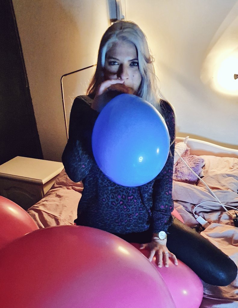 loonernl's tweet photo. #looner #balloongirl #balloonfetisj #ballonnen #balloons #b2p 

Binnenkort Nederlandse looner video's ☺️🎈 https://t.co/rKPAoAfRpj