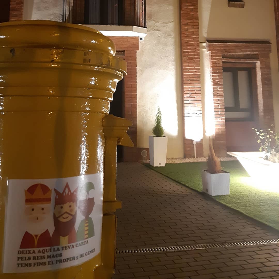 Novadmi_'s tweet photo. ☺️ Ha aparegut la bústia 📮 dels #ReisMags2021 a #Novadmin 👳🏻♂️👳🏽♂️👳🏿♂️ Vine a deixar-hi la teva ✉ #cartapelsreis i les hi entregarem personalment. 📦🎁 No te'n descuidis que el proper dia 5 hi ha la cavalcada 🐪🐪🐪 i que tinguin temps de llegir-la.✨ https://t.co/D2u0oWxNlX https://t.co/kM876Ed382