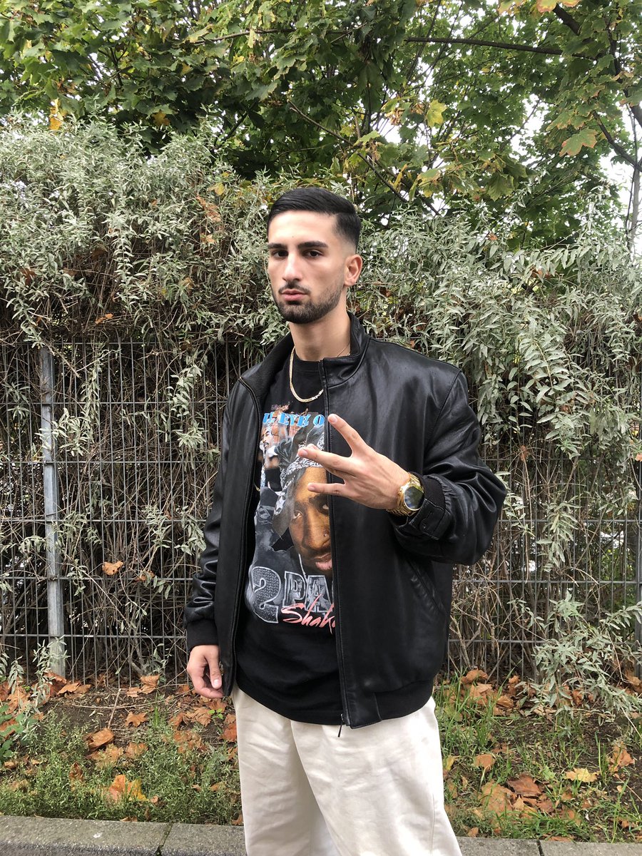 Philliparm2's tweet photo. Hi my name is #2pac https://t.co/sydU9pczVy