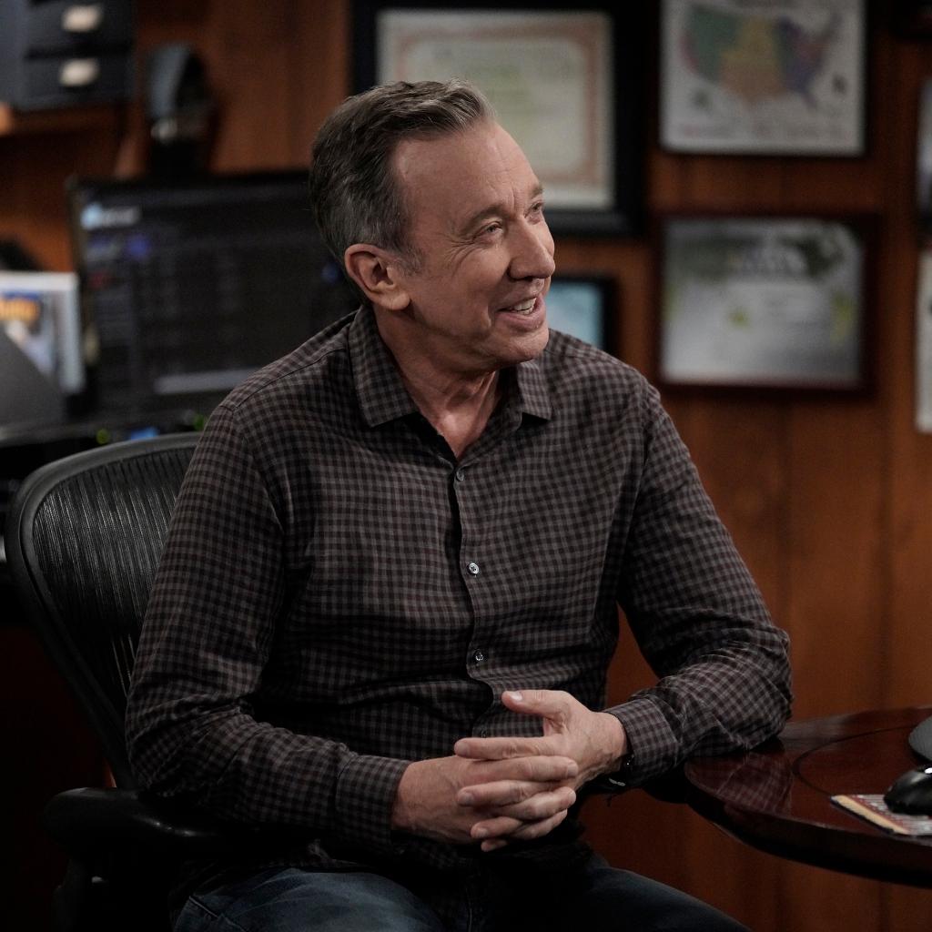LastManStanding's tweet photo. Drop a 👍 if you're looking forward to seeing more Mike Baxter in season 9 of #LastManStanding. #TransformationTuesday https://t.co/xzXLhUBaVm