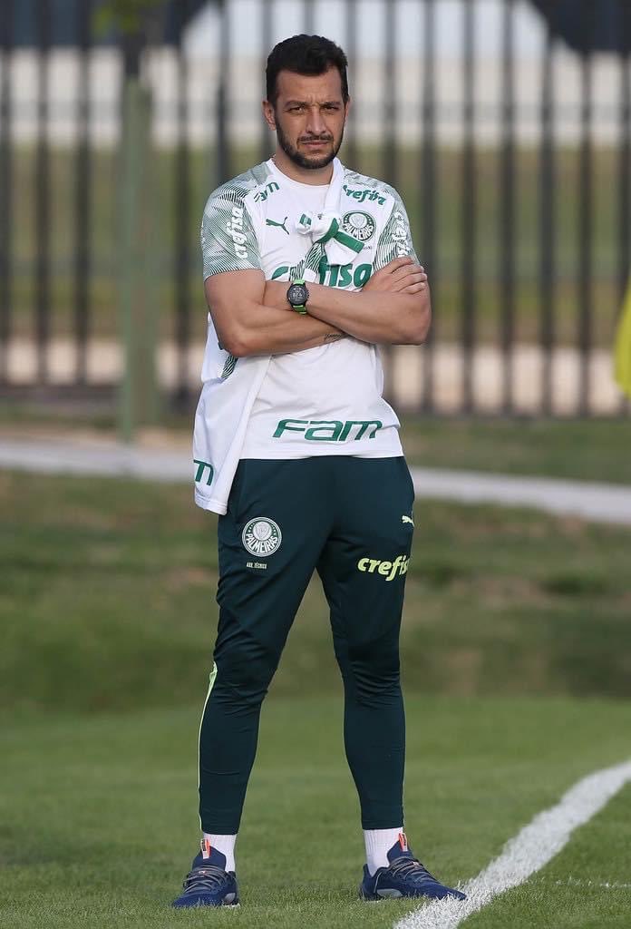 2. Edu Dracena, conseiller. PalmeirasAprès Guarani, Olympiakos, Cruzeiro, Fenerbahçe, Santos et Corinthians, ce défenseur signe en 2016 à Palmeiras. Quand il prend sa retraite en janvier 2020, le club décide de le conserver en tant que conseiller.