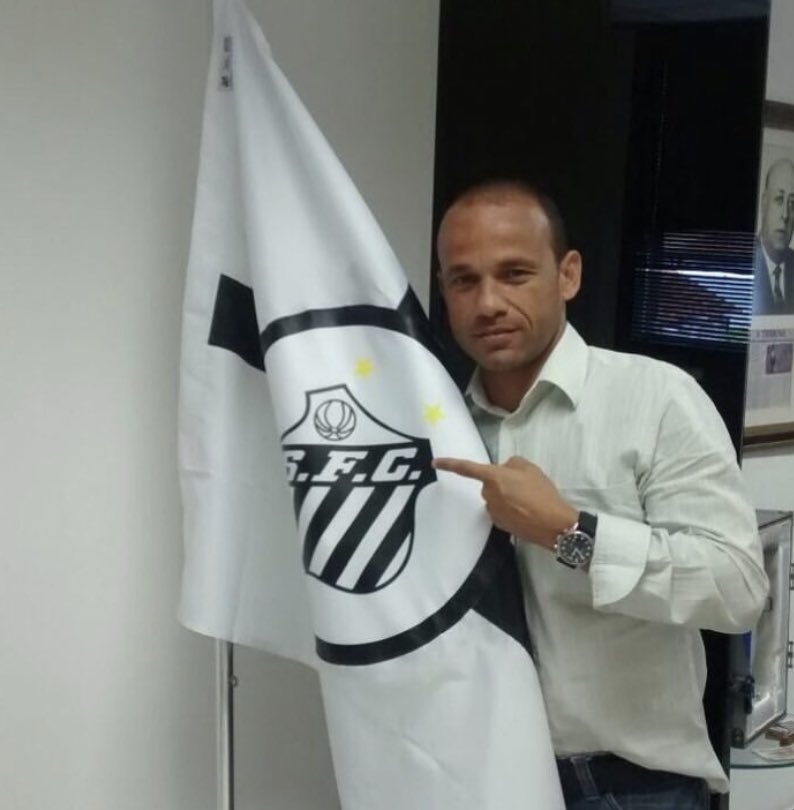 3. Léo, retraite. 1 Recopa SudAm, 1 PaulistaoDéjà en fin de carrière quand il gagnait la Copa Libertadores avec Santos, Léo a stoppé sa carrière en 2014, à 38 ans.Attaché à Santos, il est toujours socio et impliqué dans la politique du club.