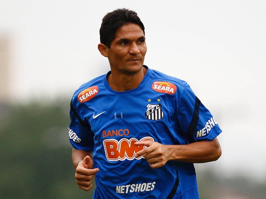 6. Durval, retraité. 1 Recopa SudAm, 2 Championnats, 1 CoupeTrès croyant, il remercie Dieu de l’avoir fait signer à Santos en 2010 alors qu’il allait au Benfica. Il y reste 4 ans, et 5 à Recife. Retraité depuis juillet 2019, il est avec sa famille à Cruz do Espirito Santo.