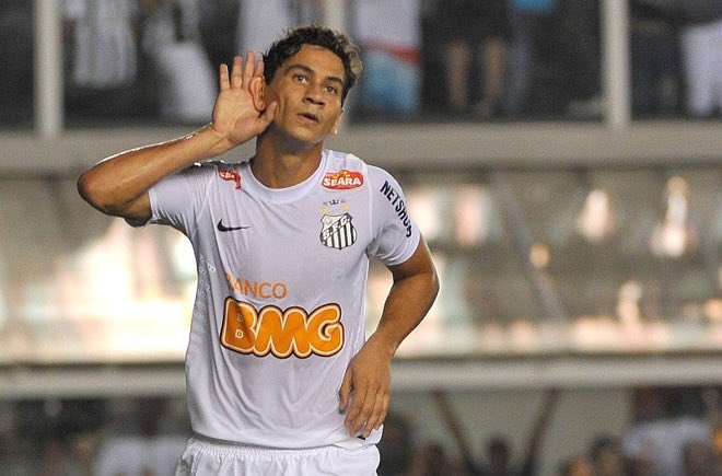 10. Ganso, footballeur. Fluminense 1 Recopa SudAm, 1 Copa SudAmAmi proche de Neymar, crack à Santos et Sao Paulo, Ganso connait un parcours tortueux en Europe. 28 matches entre 2016 et 2019 à Séville, le flop Amiens et enfin le retour au Brésil où il est remplaçant.