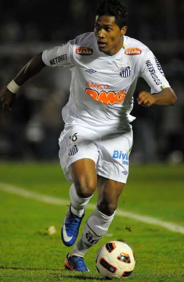 16. Alex Sandro, footballeur Juventus 5 Serie A, 3 Coupe ITA, 2 Liga NOS, 1 Supercoupe POR, 1 Copa AmericaUn prêt d'1 an et demi seulement à Santos lui a ouvert les portes de l’Europe. Porto 5 ans, et la Juve 6 ans, depuis 2015. Après 200 matches en Italie, il stagne.