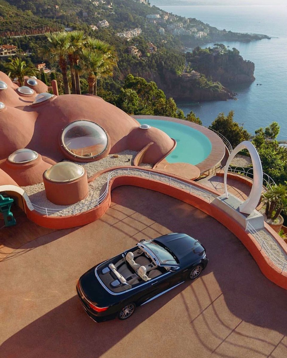 viewsfrance's tweet photo. Décédé aujourd'hui, Pierre Cardin possédait le magnifique Palais Bulles, une maison aux mille hublots estimée à 350 millions d'euros.

Elle a notamment été louée par Dior pour un défilé en 2015 et par SCH pour le clip de "Haut Standing" https://t.co/kQU54Y9Z4j