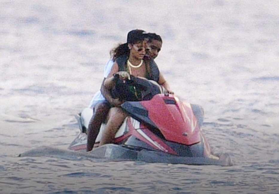 rihanna being at the front of the jet ski is the most rihanna thing you’ll see this year 😭