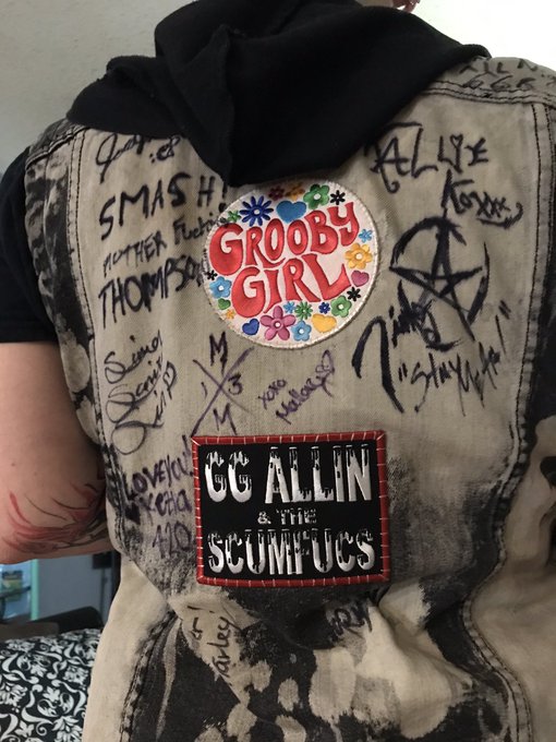 I call my vest El Porno Vesto and I got some wonderful signatures on her. https://t.co/8woUTs7L2f