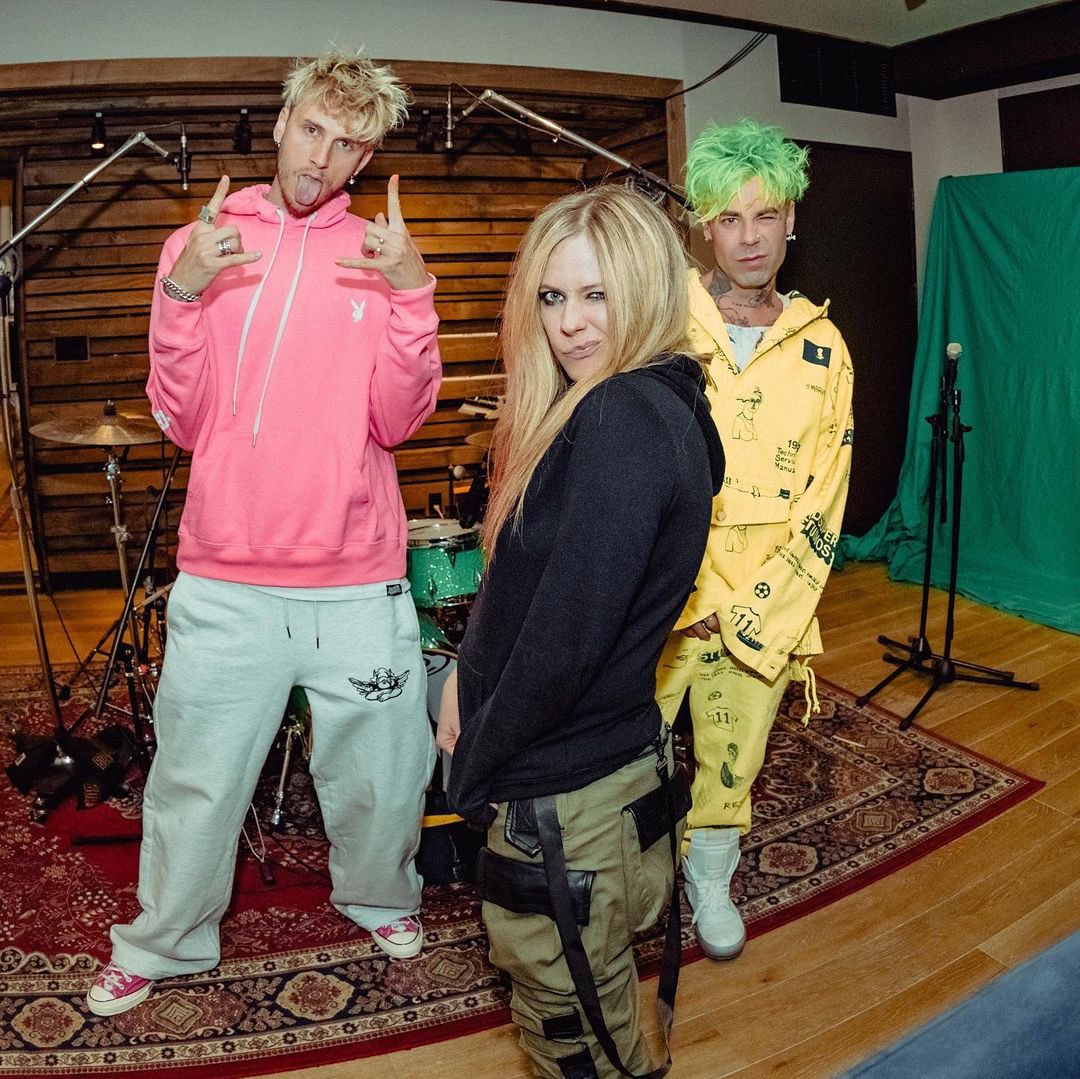 MGKBRA's tweet photo. • IG | @AvrilLavigne 

MEU DEUS É REAL! Machine Gun Kelly, Mod Sun e Avril Lavigne colaboraram para uma música e irá ser lançada nesse final de ano! Ansiosos?? 🤘🖤 https://t.co/DFFn06CzMY
