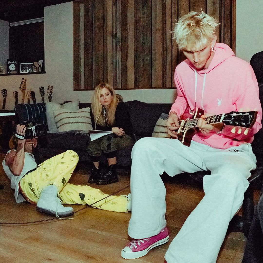 MGKBRA's tweet photo. • IG | @AvrilLavigne 

MEU DEUS É REAL! Machine Gun Kelly, Mod Sun e Avril Lavigne colaboraram para uma música e irá ser lançada nesse final de ano! Ansiosos?? 🤘🖤 https://t.co/DFFn06CzMY