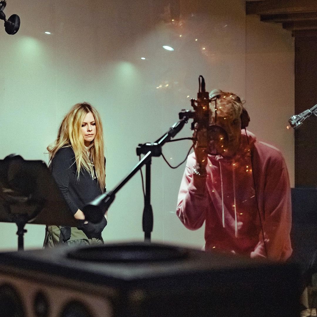 MGKBRA's tweet photo. • IG | @AvrilLavigne 

MEU DEUS É REAL! Machine Gun Kelly, Mod Sun e Avril Lavigne colaboraram para uma música e irá ser lançada nesse final de ano! Ansiosos?? 🤘🖤 https://t.co/DFFn06CzMY
