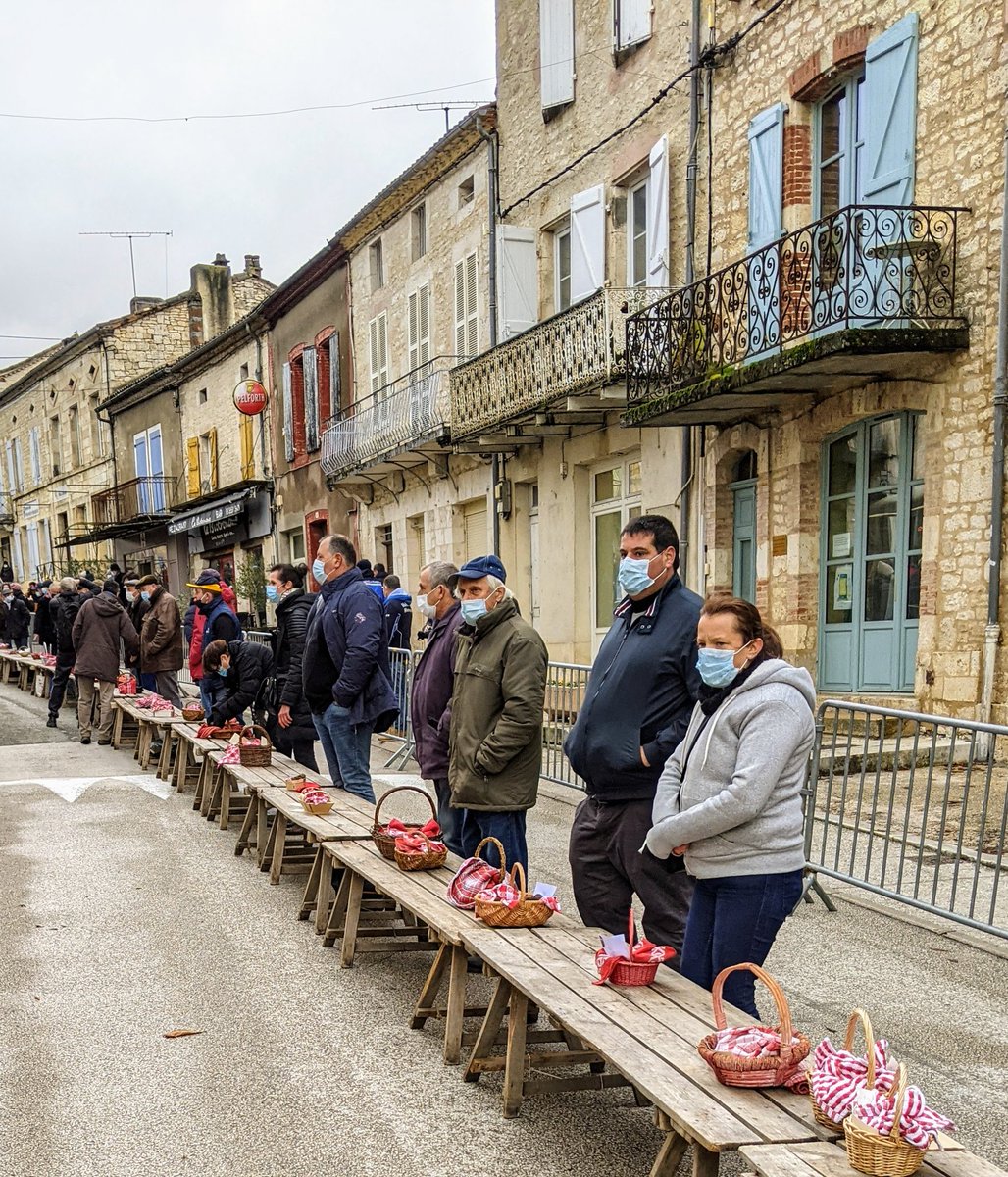 Quercy46Lot's tweet photo. Visiting the Tuesday truffle market in Lalbenque, we bought a small one, smells heavenly. https://t.co/24jZxj2sUq