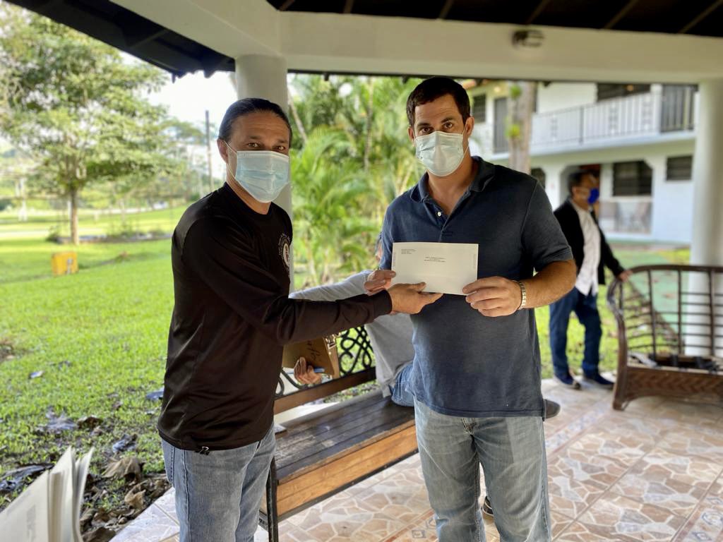 Entrega de incentivo económico de $1,200.00 dólares a los agricultores bonafide de #Adjuntas certificados por el Departamento de Agricultura. 👍🏽