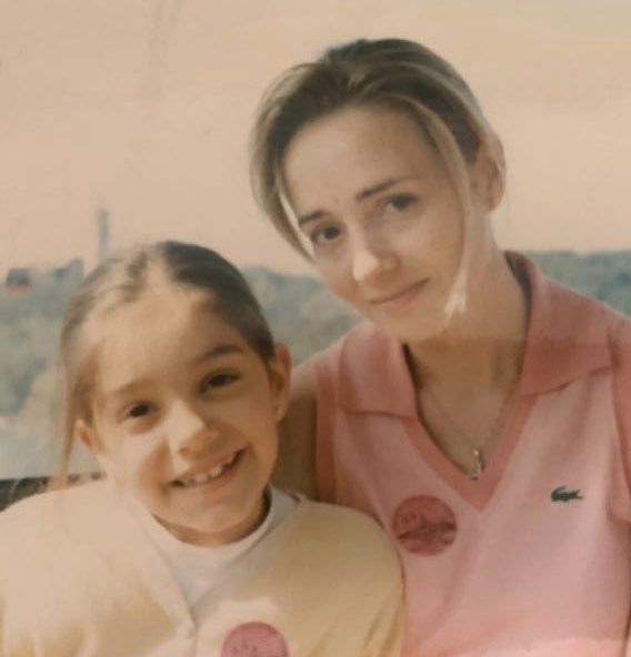 ARTEFATA's tweet image. Ci sono ricordi  che sono incisi nel mio cuore, oggi sei una donna, moglie ma ti ricordo sempre così ! Sei la mia piccola dolce bambina @vanessaziletti_ Buon Anno Nuovo 😘😘😘