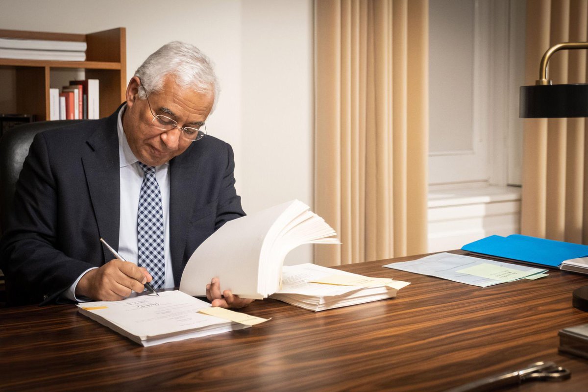 antoniocostapm's tweet photo. Assinei hoje a referenda ministerial da Lei que aprova o #OE para 2021, bem como as #GOP. 
É um Orçamento que combate a pandemia, protege as pessoas e apoia a #economia e o #emprego. https://t.co/bQgekrWlYo