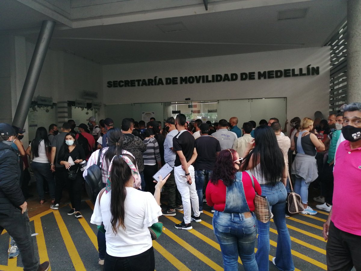 las contradicciones de la ciudad de que nos sirve un toque de queda y pico y cedula si las mismas secretarias de medellin incumplen
o sera que para ellos no aplica la misma norma que para el resto?

<a href="/sttmed/">Movilidad - Alcaldía de Medellín</a>
<a href="/AlcaldiadeMed/">Alcaldía de Medellín</a>
<a href="/MinTransporteCo/">MinTransporte</a>
<a href="/MovilidadEnv/">Secretaría Movilidad</a>
<a href="/elcolombiano/">El Colombiano</a>