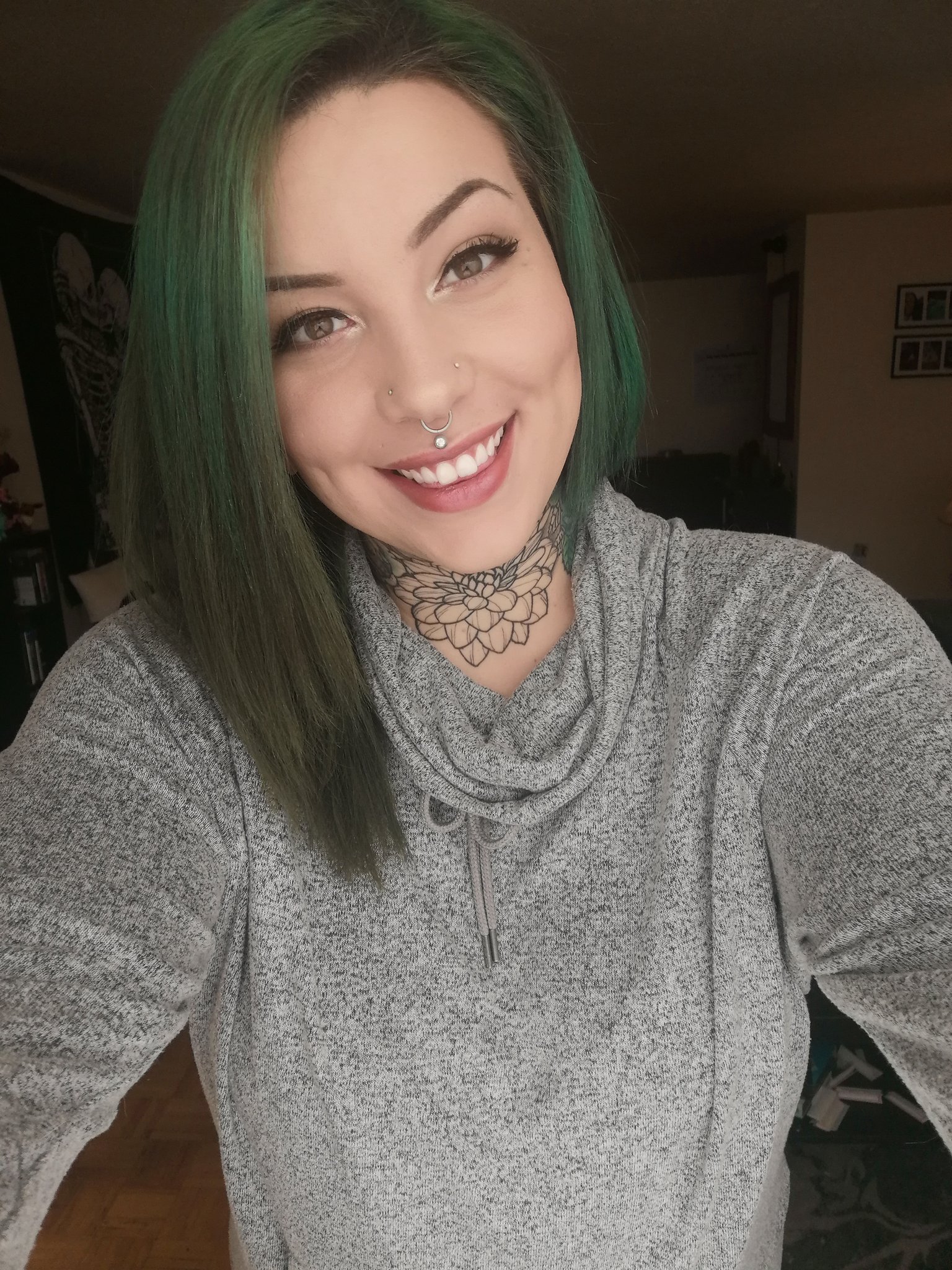 TW Pornstars - Dahlia Dee 🐙. Twitter. Practicing my big cheese. Reply with pics of you smiling