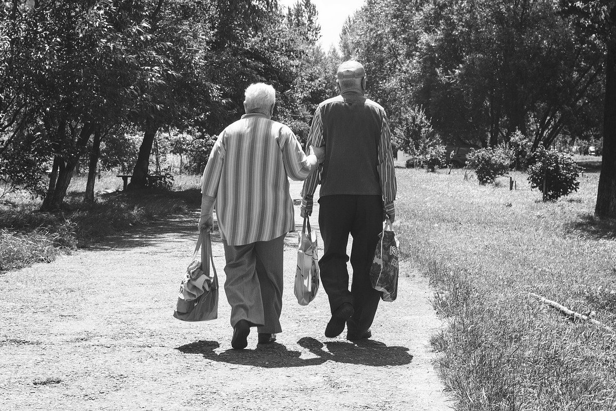 susanpowersphd's tweet photo. Allow people to take care of you during your grief. Whenever possible, choose to be around people who have loved the person you have lost. #RuthlessGrieving #PermissionToGrieve #GriefRituals #AcceptingGrief #griefjourney #griefsupport #TraumaticLoss https://t.co/E41qDmW02l https://t.co/08AnKjdWAn