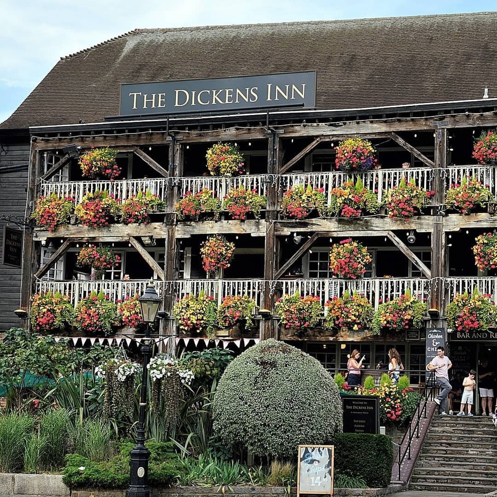 Awesome Thameside Pub 👍👍
.
Follow @londons_pubs 
Follow @londons_pubs
.
The Dickens Inn at At Katherine's Dock was one of the first pubs we ever visited in London!
.
.
#thedickensinn #beer #dickensinn #beers #beerinlondon #pub #londonpints #ale #lond… instagr.am/p/CJZ3mCOhg2_/