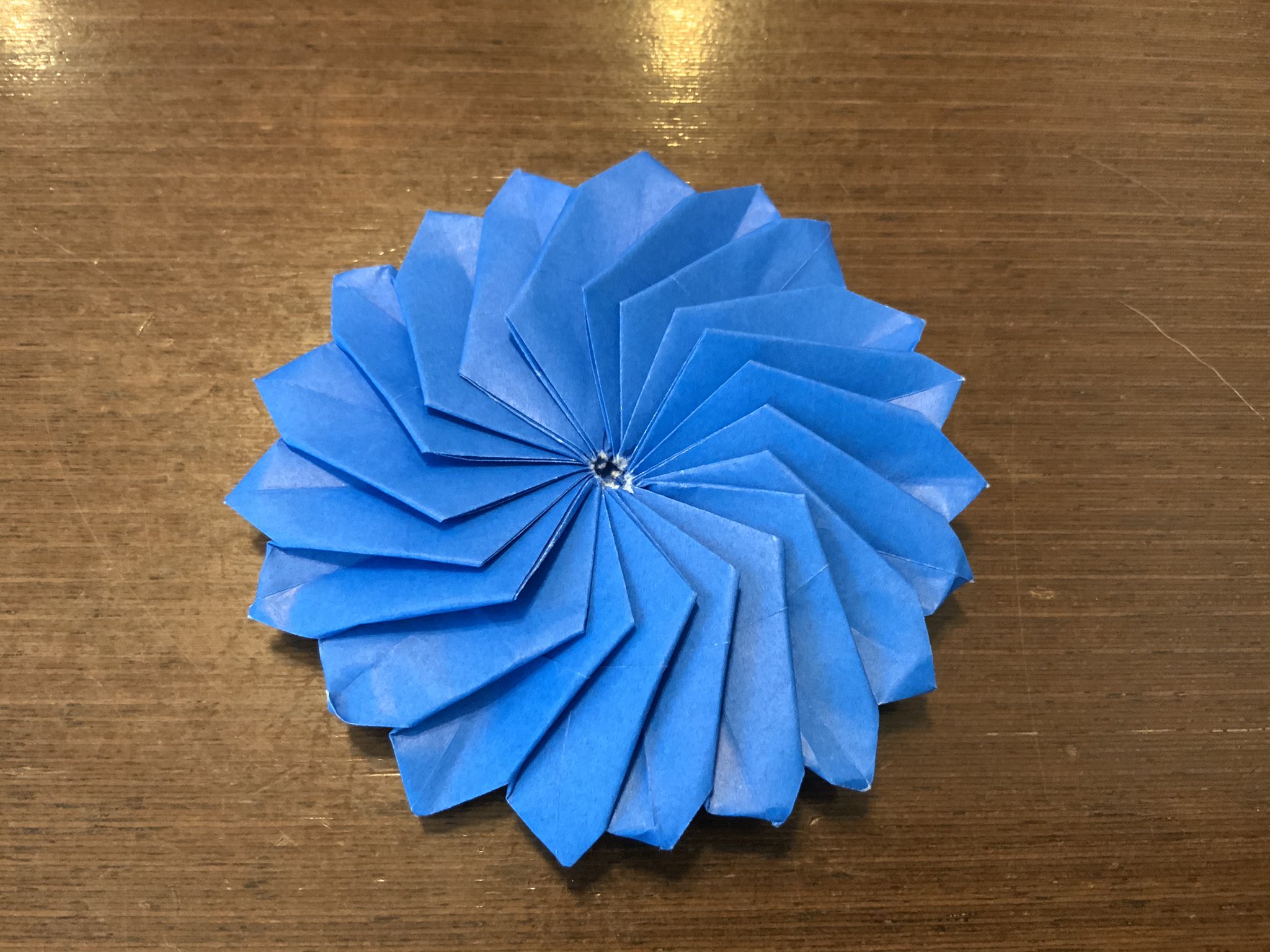 濱中裕明 枚花びらのダリアについても 折り方を再度考えました 途中 こんな面倒な折り紙 考えたやつ誰だ あ 私か と呟くほどに面倒です 花を仕上げる前の形 四角いやつ の折り図も書きましたので 記録としてあげておきます T Co