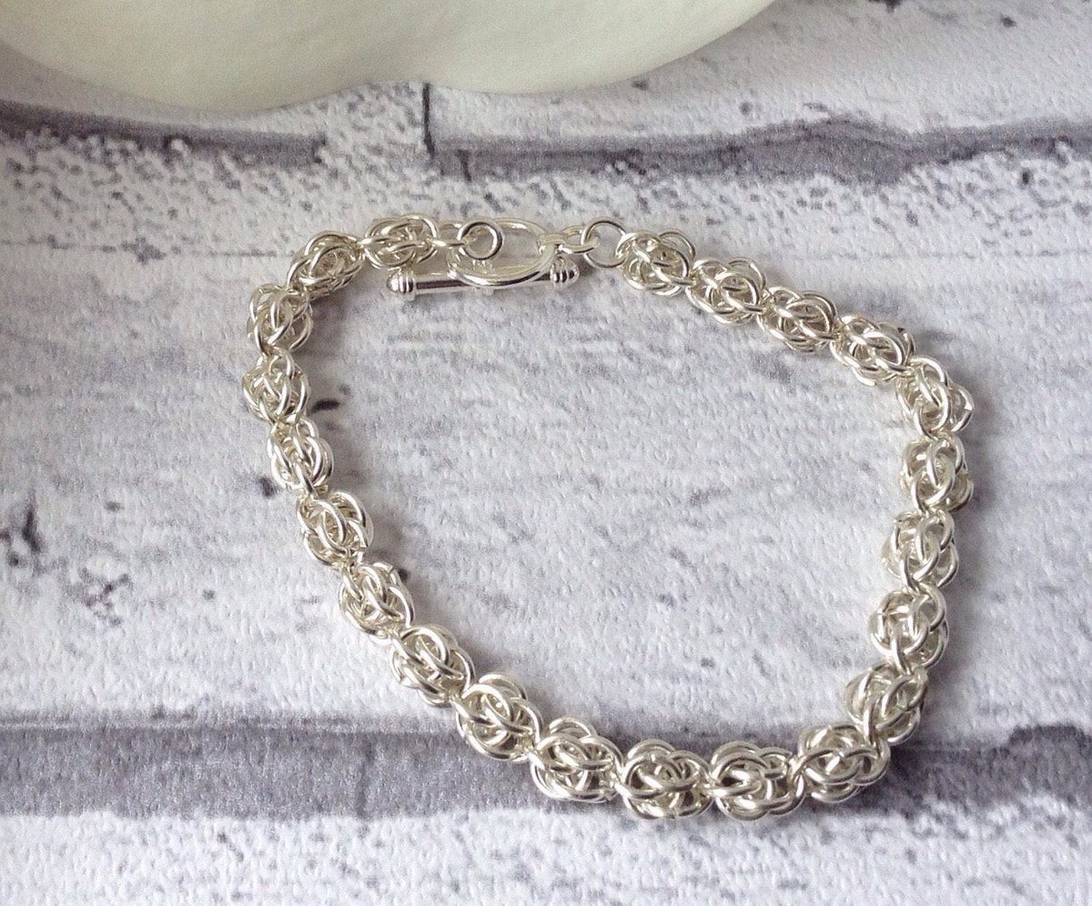 ArtisanJByViv's tweet image. Silver Plated Chain Bracelet, Metal Bracelet For Her, Sweetpea Chainmaille Bracelet, Medieval Jewellery, Evening Bracelet, Wife From Husband tuppu.net/aa78ef7c #Etsy #BeadsofCreation #AnniversaryGift