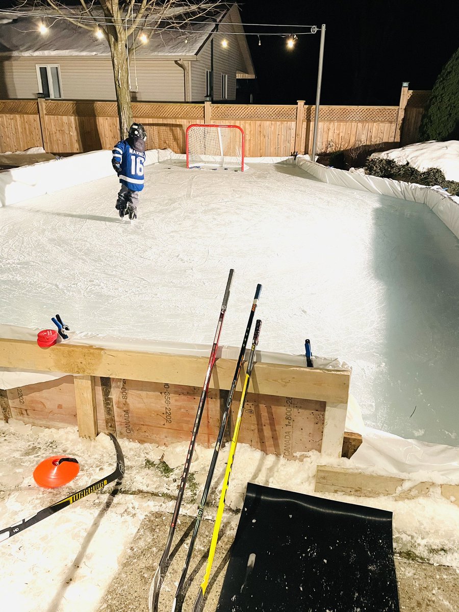 McCannJesse11's tweet photo. #nightskate @Marner93 https://t.co/xlzD8sjx3y