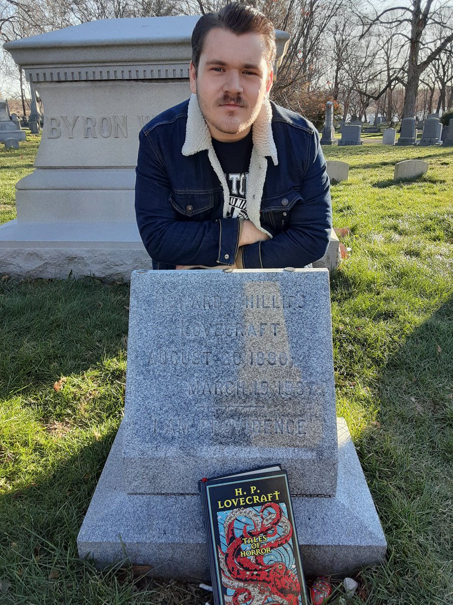 Hoopdog99's tweet photo. My son is a big Lovecraft fan and we visited his grave in beautiful Providence today. https://t.co/fknCoLuZYe