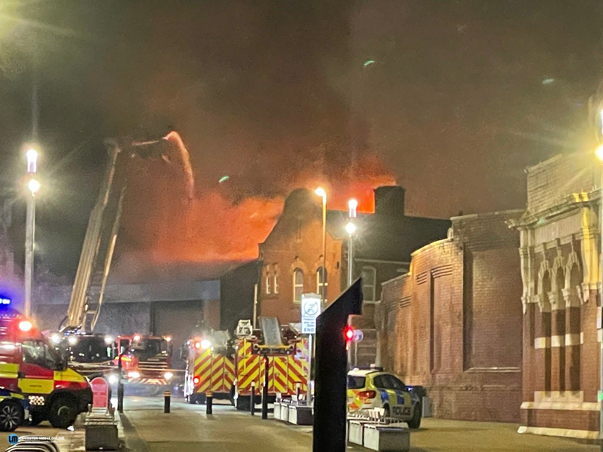 Craigthorpe's tweet photo. Large fire on Great Central street here in Leicester tonight. 10 fire crews are attending. More FB https://t.co/fqCnjckJhc #FireLeicester @Leicestermedia #LMNews @bbcemt @ITVCentral https://t.co/9QnyOoYaIM