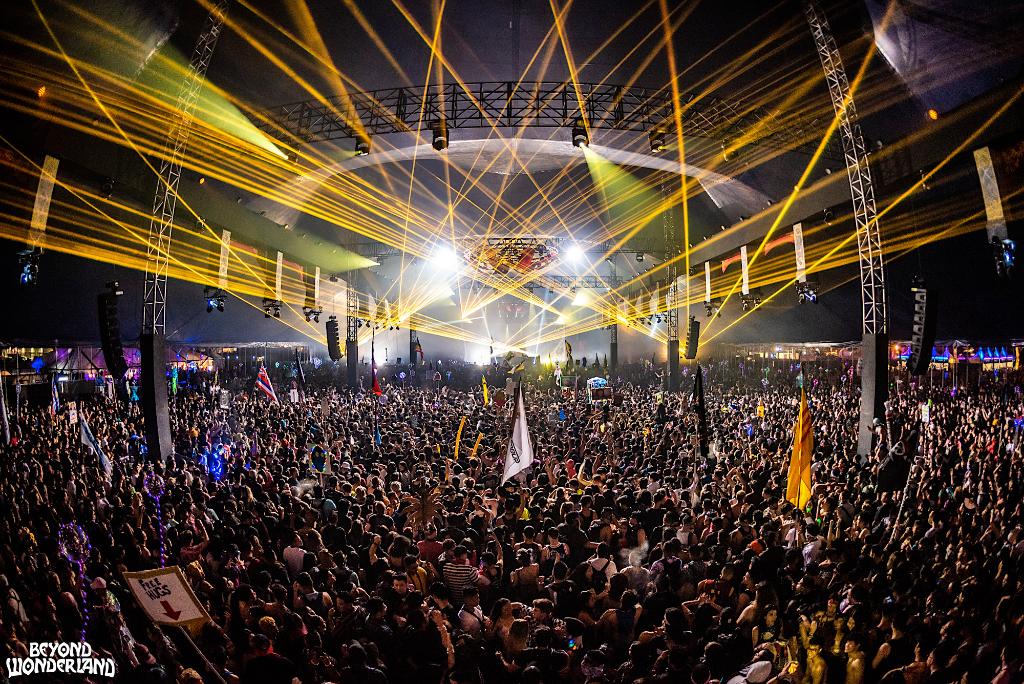 BeyondWland's tweet photo. A new adventure Down The Rabbit Hole awaits in 2021! 🐰🌀✨ We can't wait to reunite in the magic of Wonderland. Have a safe and healthy New Year's celebration! 🎉 https://t.co/3QGZyVuHrC