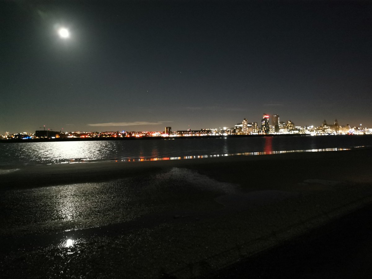 Hopewellcj's tweet photo. Cold crisp winter evening. Lovely stroll down the prom tonight. Love nights like this.
#wirral #wallasey #newbrighton #marinepoint #wirralviews #igerswirral #igersmerseyside #huawei #huaweip30 #huaweiphoto #huaweicamera #leicalens #fullmoon #liverpool https://t.co/IVYNQsKJsF