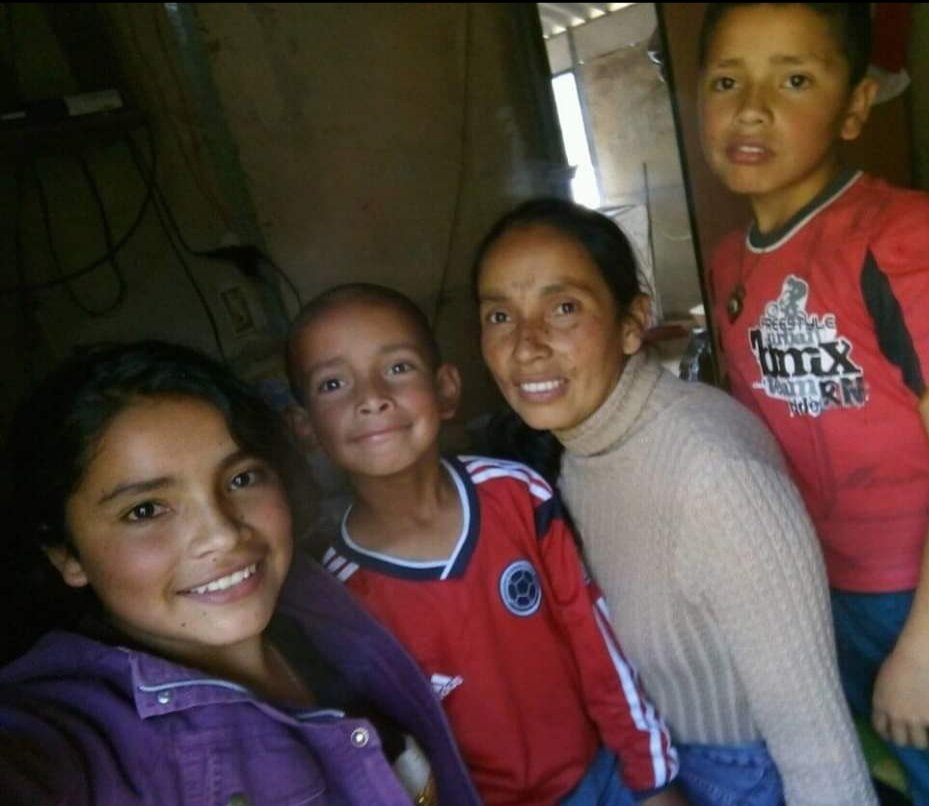nubiaehijos's tweet photo. La vida nos cambió mucho, pero igual siempre fuimos felices con lo poco que teníamos. Para los que no la conocen ella es mi hija Heidy, y no sale en los vídeos porque ella  ya tienen su propio hogar. 
LOS QUEREMOS!!! ❤️ https://t.co/uIiHWrmzCU