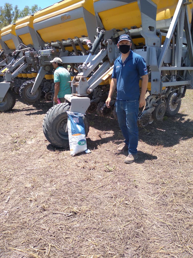 NicoFerrero_'s tweet photo. Desafíos técnicos en nuevos híbridos de maíz y fertilizantes microgranulados. 🌱🌾📈
 
Gracias a los productores por el espacio! 

@NKSemillas @RizobacterARG 
@La_Lehmann 
@Clau_Ortmann https://t.co/D6bPn69bqw