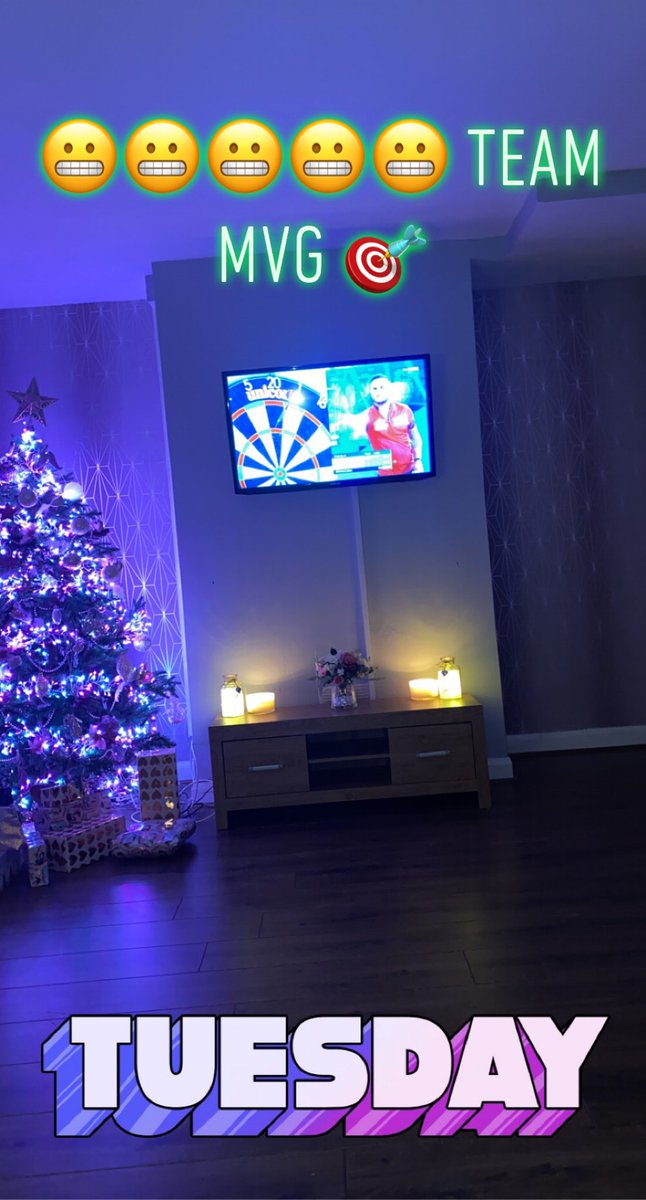 StickyvikVicky's tweet image. Nearly biting my false nails off here !!! @MvG180 @OfficialPDC @livedarts