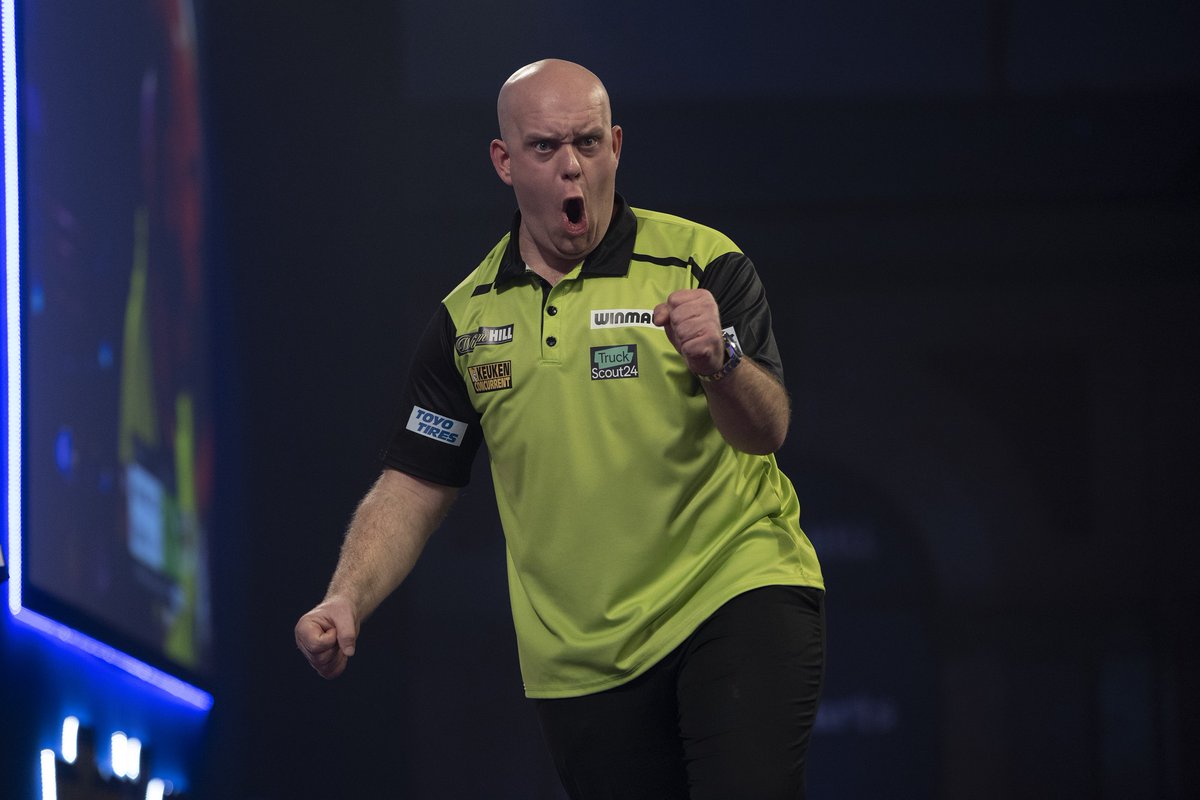 livedarts's tweet photo. 𝐌𝐕𝐆 𝐃𝐄𝐍𝐈𝐄𝐒 𝐂𝐔𝐋𝐋𝐄𝐍 𝐈𝐍 𝐀 𝐂𝐋𝐀𝐒𝐒𝐈𝐂! 🟢

Michael van Gerwen recovers from 3-1 down and survives two match darts to deny Joe Cullen in a sudden death epic for a place in the Quarter-Finals of the World Championship! 🇳🇱 #WHDarts https://t.co/skLn9NOouS