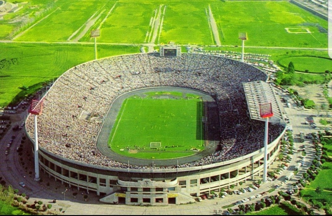 FelipeAFarfan's tweet photo. @CDF_cl @udechile @Cruzados Una foto de ese gran día, gentileza de Google, nótese que los vehículos estacionaban en la parte inferior del estadio, y lo verde que estaba el terreno aledaño al Nacional https://t.co/Fceu4iRLf5