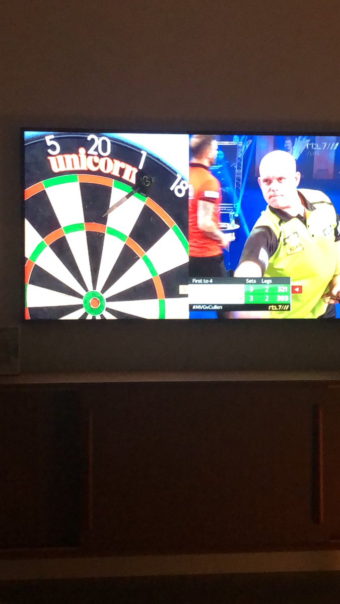 Zelden zo’n spannende pot darts gezien. <a href="/MvG180/">Michael Van Gerwen</a> overleeft twee wedstrijdpijlen en breekt Cullen (19x  180) in de allerlaatste leg! Hoed af. Wat een niveau. #rtl7darts #PDCWorldDartsChampionship
