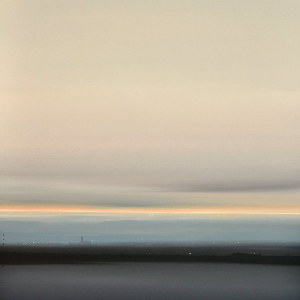 "Luz de invierno"

Esa luz que guarda silencio,  que seduce al sosiego, la quietud, el olor a humedad y la calidez de los radiantes rayos de luz entre las nubes.