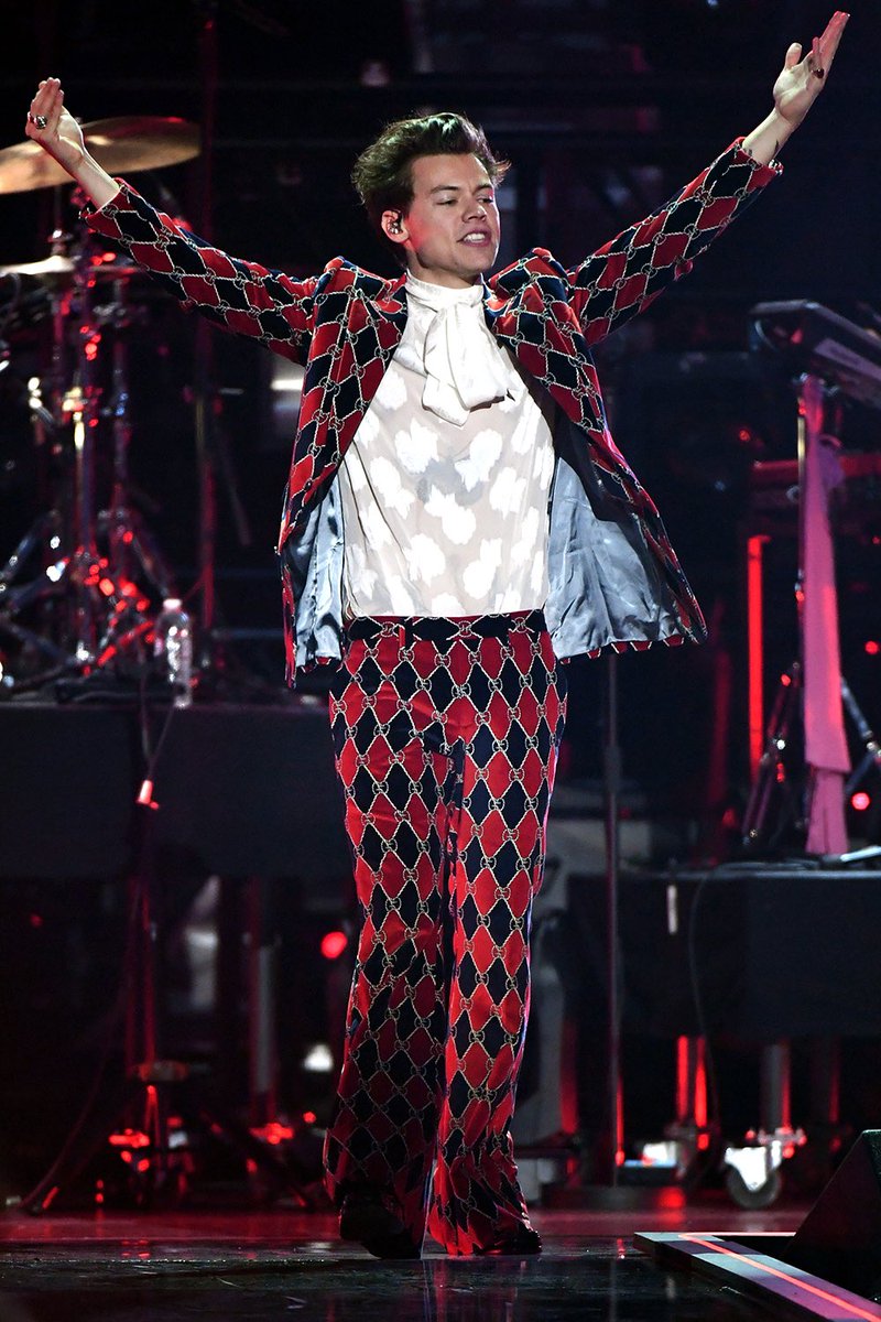 Harry Styles in this suit, a thread