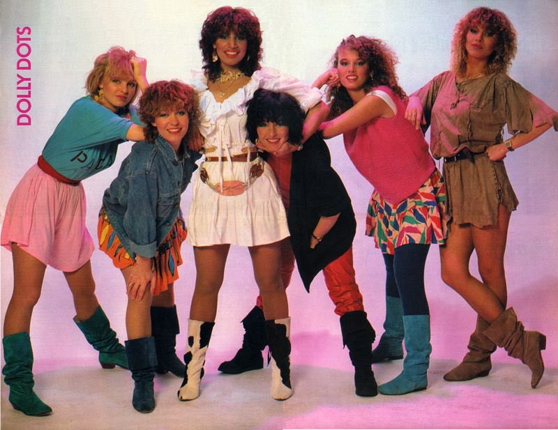Och, heerlijk om de tijd van de Dolly Dots weer te herbeleven! Die mode, haren, dansjes! Love it. ❤️
En dat er een tv serie en zelfs barbiepoppen van waren. Grootste gekte die NL kende in de popmuziek?