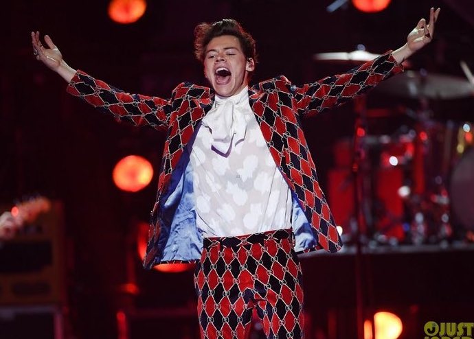Harry Styles in this suit, a thread