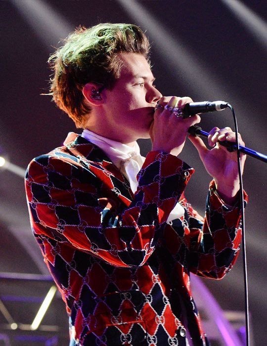 Harry Styles in this suit, a thread