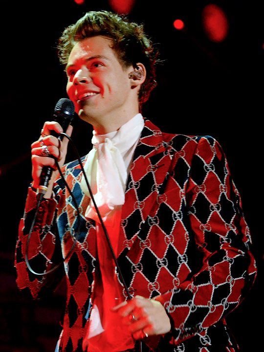 Harry Styles in this suit, a thread