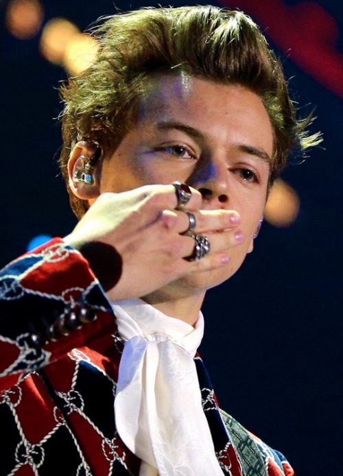 Harry Styles in this suit, a thread