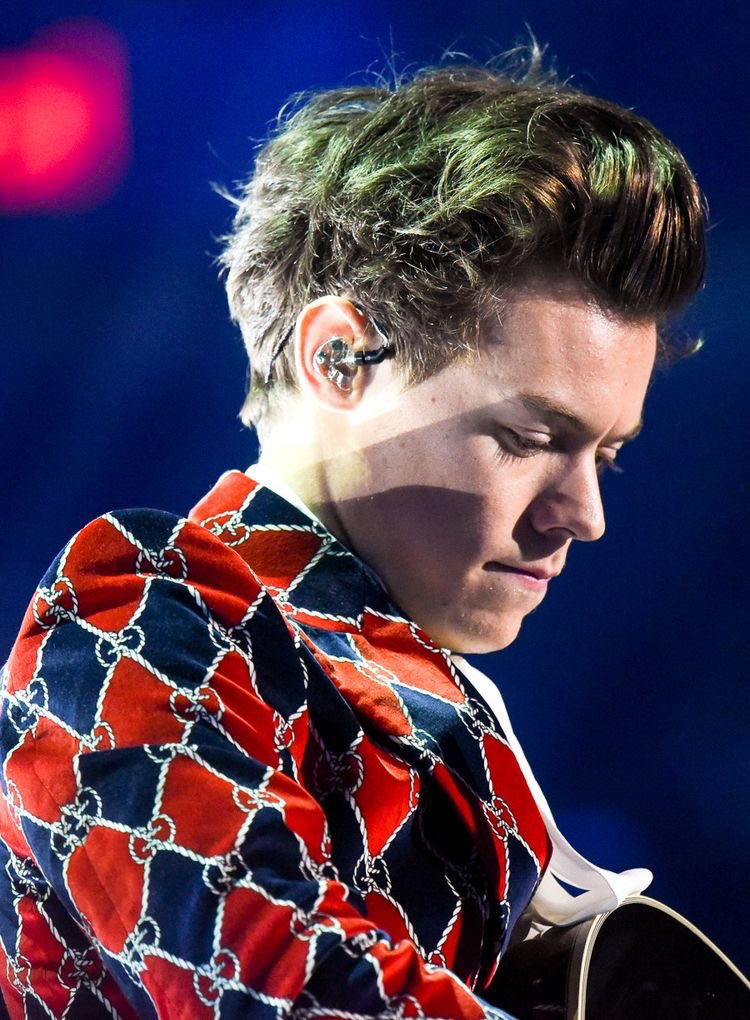 Harry Styles in this suit, a thread