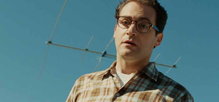 Братья коэн серьезный человек. A serious man 2009. Очень серьезный человек. Серьезный человек кадры. Is a serious issue.