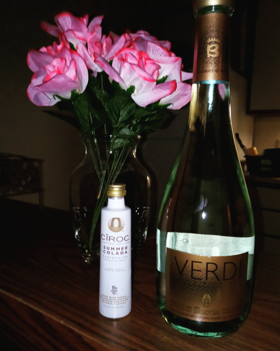 MsNadaNee's tweet photo. I'm bringing my #NewYearsEve in right...

#MyOwnHome

#WineOnDeck

#Blessed... https://t.co/Ca8GlgvK3F