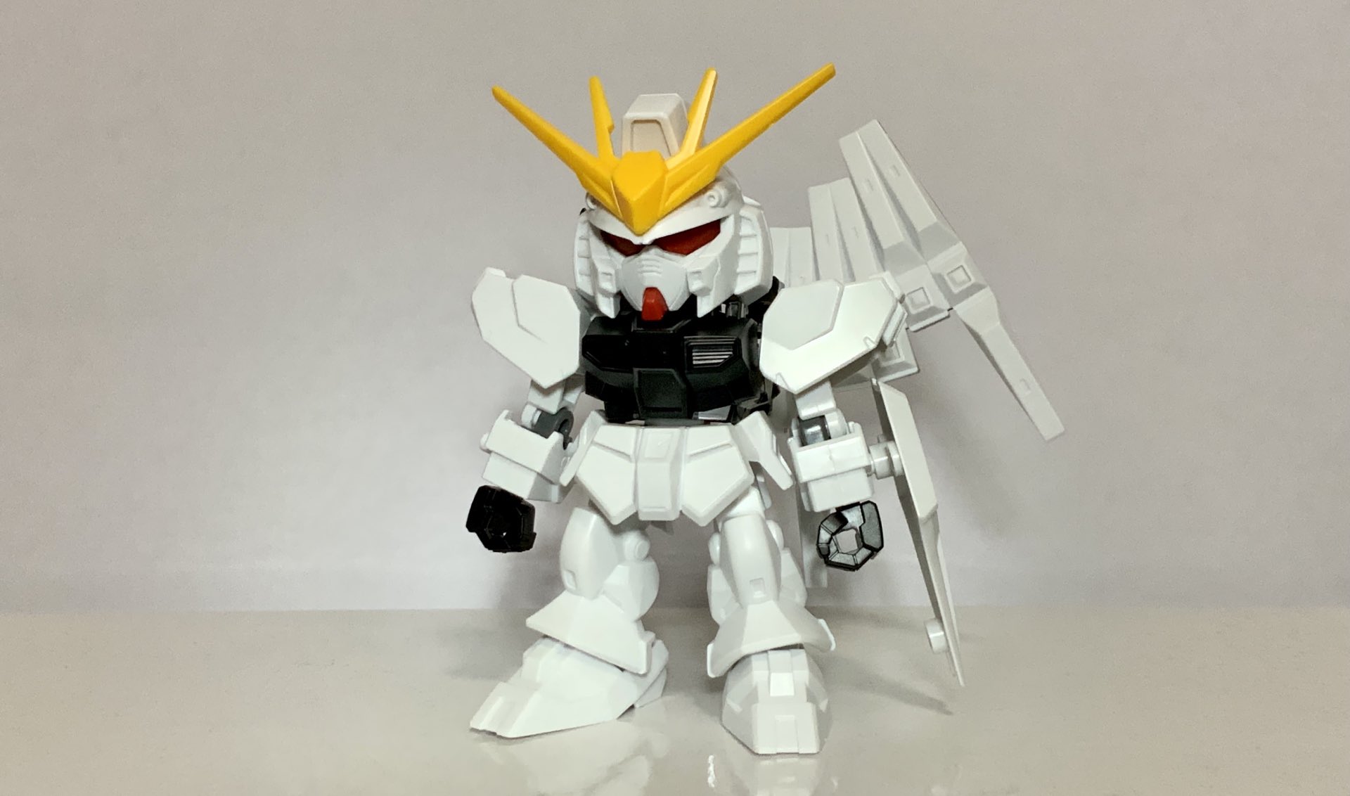 ガンプラ　SDガンダムEXスタンダード　筆塗り　全塗装　完成品　台座付き EXスタンダードのニューガンダムをできるだけシンプルに仕上げ