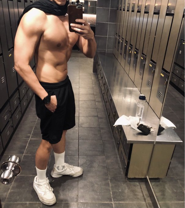 每天早上清晨運動最舒服 開始斷食法2週，肚子感覺很明顯 期待1月份開始拍的新片 不只有大胸肌 連腹肌都出現 讓畫面看起來更好看🥺  #斷食 #腹肌 https://t.co/jKrtBJm3wn<a href="/tag/%E6%96%B7%E9%A3%9F"class="tags">#斷食</a><a href="/tag/%E8%85%B9%E8%82%8C"class="tags"><span>#腹肌</span></a>